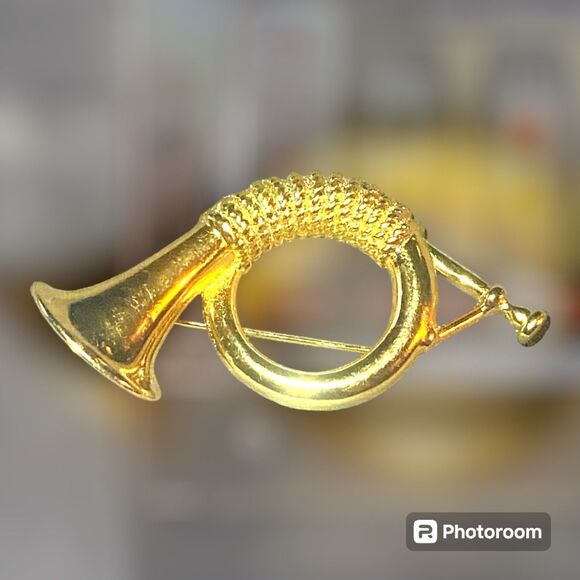 Burberry Elegant Horn Brooch - Picture 3 of 11